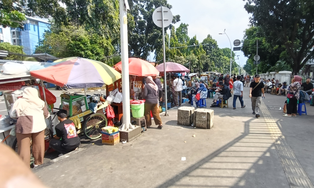 Suasana di depan Rumah Sakit Cipto Mangunkusumo yang di padati PKL, Jakarta, Selasa ( 14/4/2026).(Beritanasional.com/Oke Atmaja).