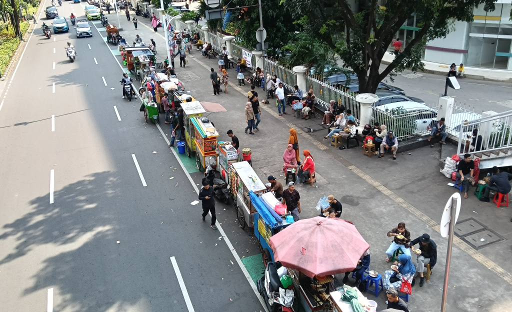 Suasana di depan Rumah Sakit Cipto Mangunkusumo yang di padati PKL, Jakarta, Selasa ( 14/4/2026).(Beritanasional.com/Oke Atmaja).