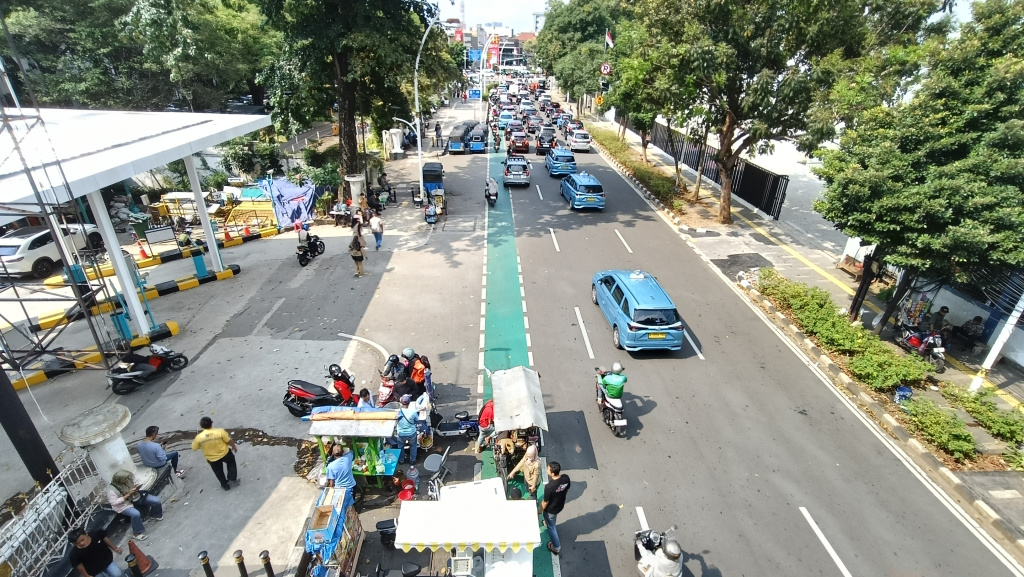 Suasana di depan Rumah Sakit Cipto Mangunkusumo yang di padati PKL, Jakarta, Selasa ( 14/4/2026).(Beritanasional.com/Oke Atmaja).