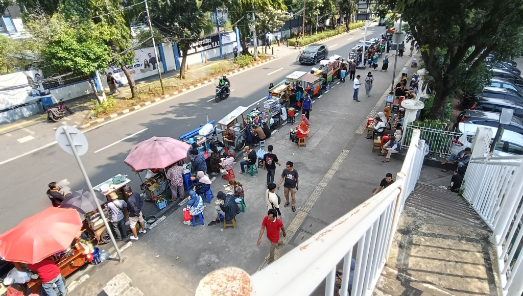 Suasana di depan Rumah Sakit Cipto Mangunkusumo yang di padati PKL, Jakarta, Selasa ( 14/4/2026).(Beritanasional.com/Oke Atmaja).