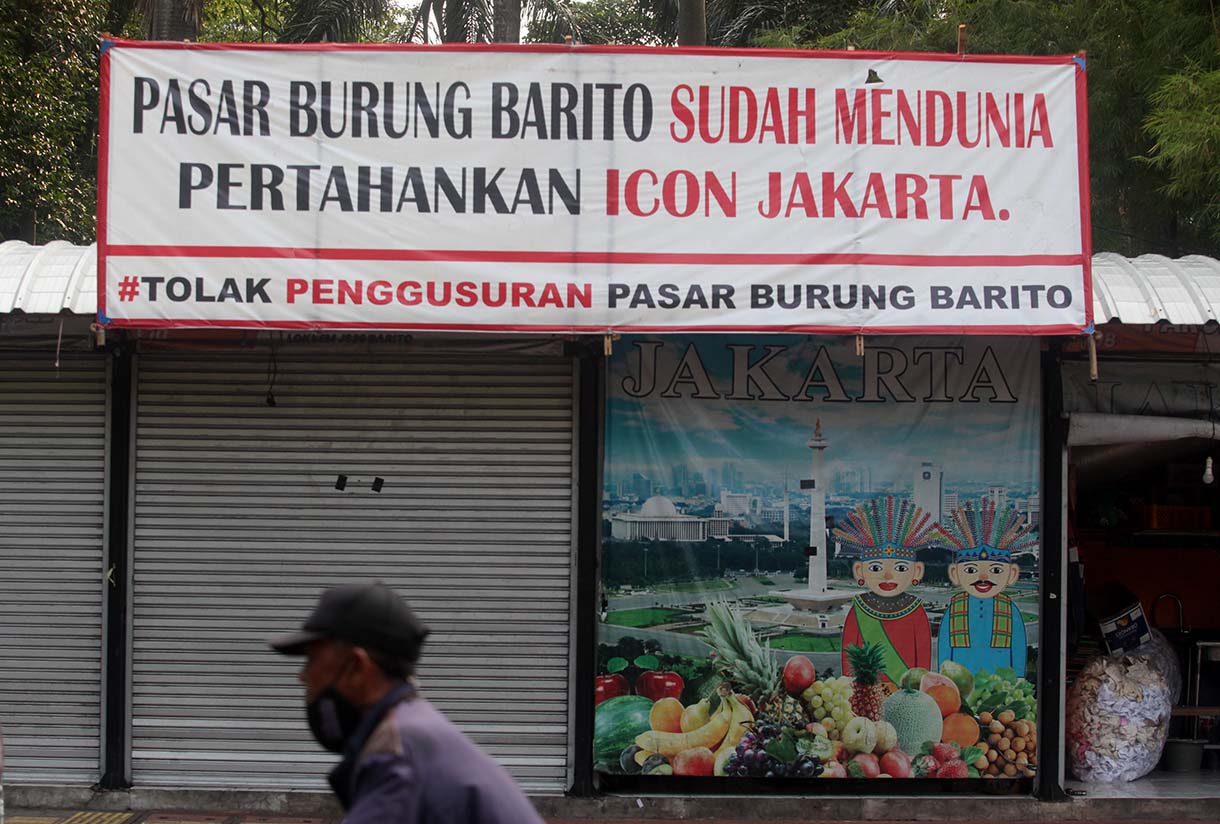 Pedagang membersihkan tempat makan burung pasar burung barito, kebayoran Baru, Jakarta, Jumat (10/10/2025). (Beritanasional.com/Oke Atmaja)