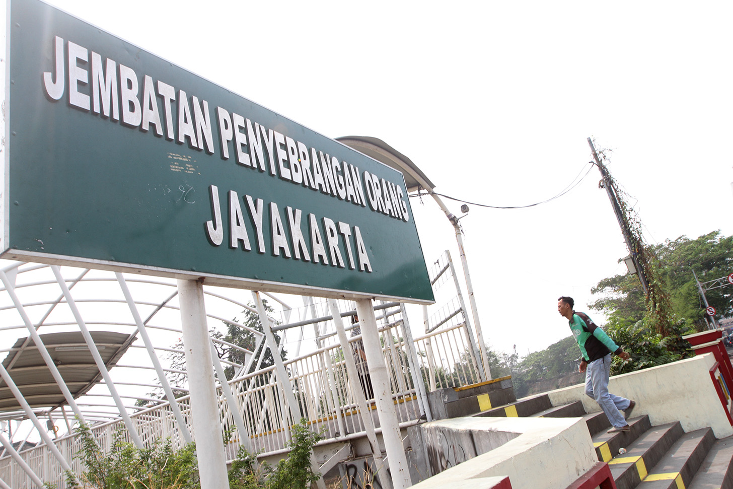 Pejalan kaki melintasi jembatan penyeberangan orang (JPO) Jayakarta di kawasan Menteng, Jakarta, Senin (15/4/2024). (BeritaNasional.Com/Oke Atmaja)