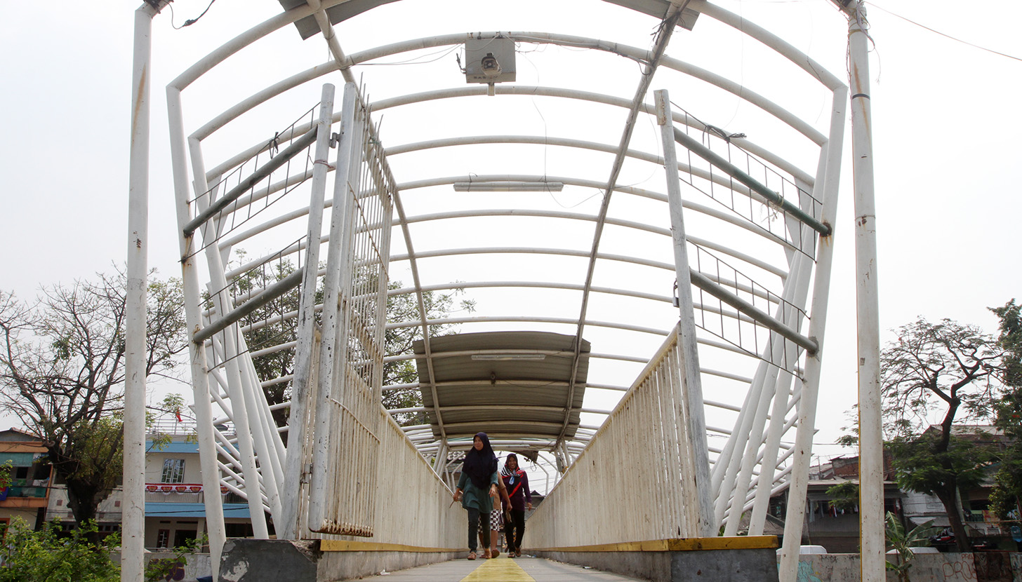 Pejalan kaki melintasi jembatan penyeberangan orang (JPO) Jayakarta di kawasan Menteng, Jakarta, Senin (15/4/2024). (BeritaNasional.Com/Oke Atmaja)