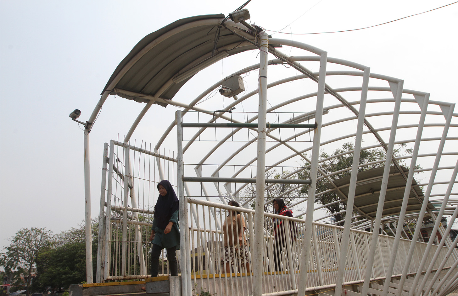 Pejalan kaki melintasi jembatan penyeberangan orang (JPO) Jayakarta di kawasan Menteng, Jakarta, Senin (15/4/2024). (BeritaNasional.Com/Oke Atmaja)