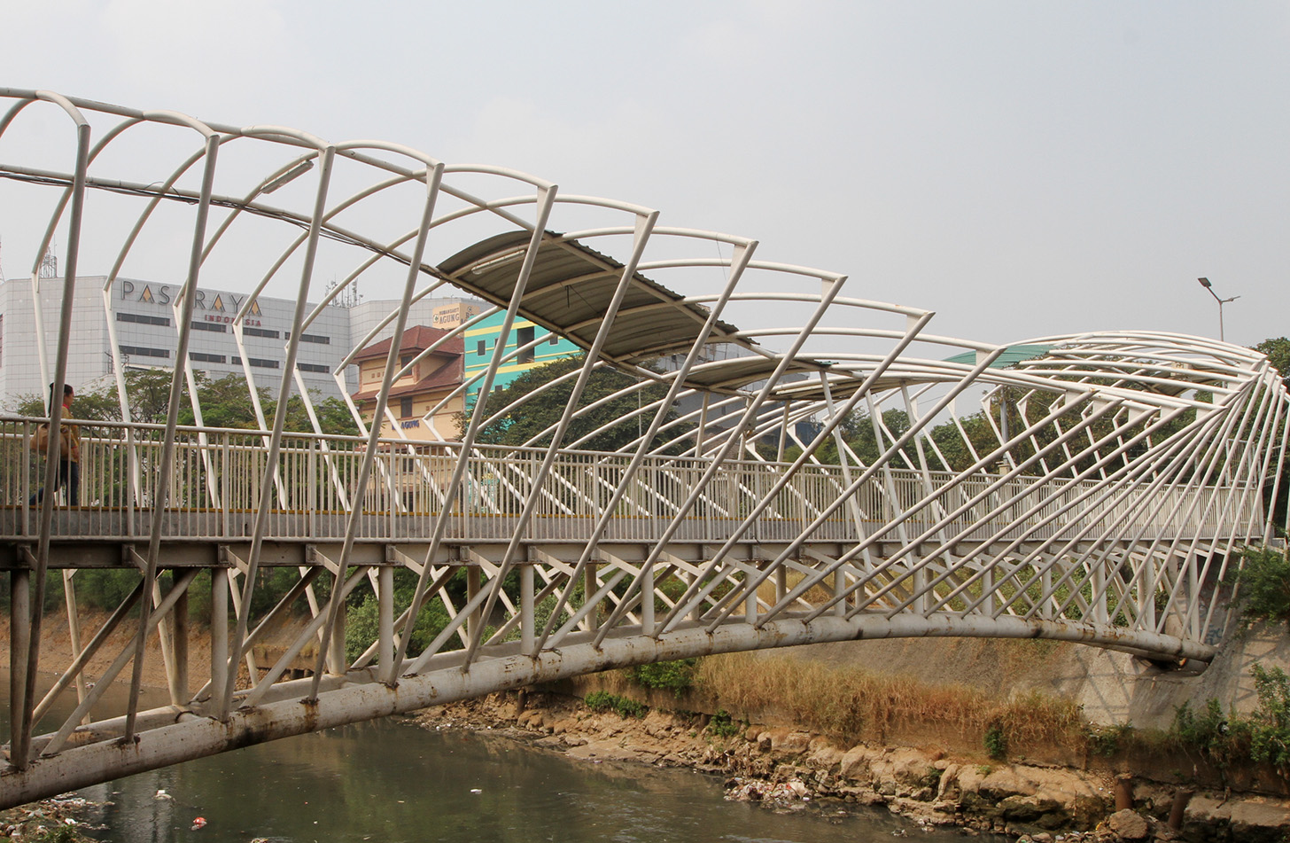 Pejalan kaki melintasi jembatan penyeberangan orang (JPO) Jayakarta di kawasan Menteng, Jakarta, Senin (15/4/2024). (BeritaNasional.Com/Oke Atmaja)