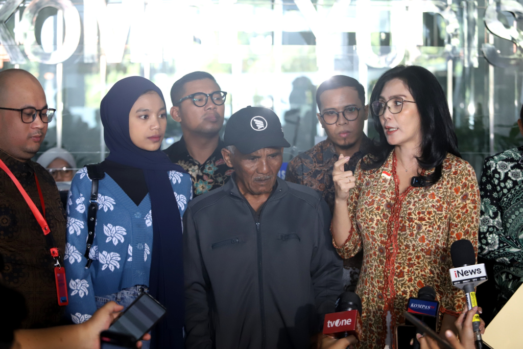 Ujang, ayah kandung dari alhmarhumah Dini bersama Alfika Risma adik Dini dan Kuasa Hukum keluarga Korban Dini Sera Afrianti, Dimas Yemahura Alfaraouq melapor ke kantor Komisi Yudisial, Jakarta, Senin (29/7/2024).  (BeritaNasional.com/OkeAtmaja)