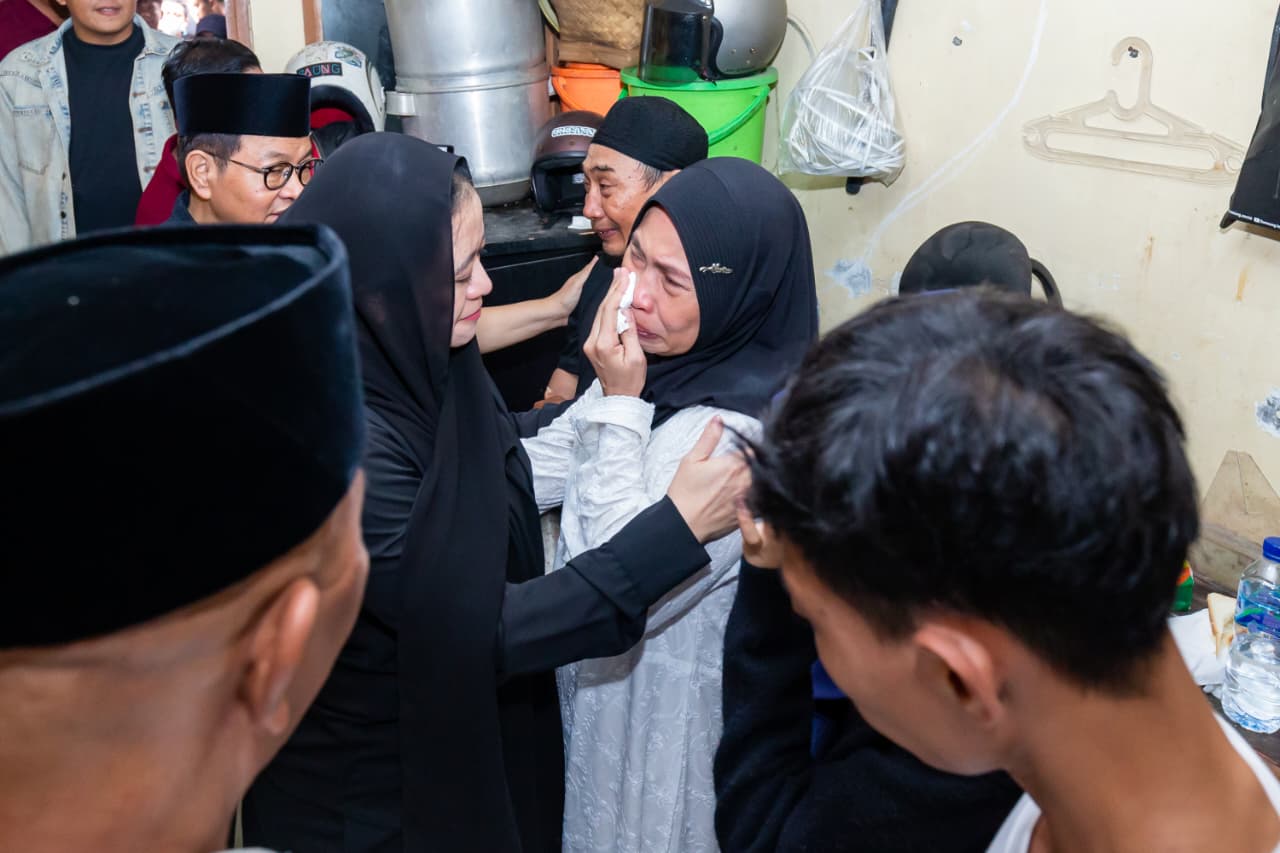 Ketua DPR RI Puan Maharani melakukan takziah ke rumah keluarga almarhum Affan Kurniawan, pengemudi ojek online (ojol) yang meninggal dunia setelah dilindas kendaraan rantis Brimob. (BeritaNasional/Elvis Sendouw/HO DPR)