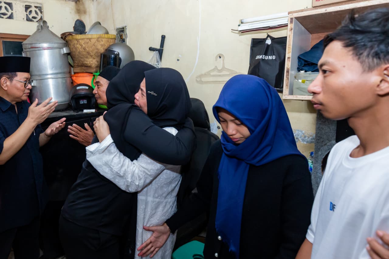 Ketua DPR RI Puan Maharani melakukan takziah ke rumah keluarga almarhum Affan Kurniawan, pengemudi ojek online (ojol) yang meninggal dunia setelah dilindas kendaraan rantis Brimob. (BeritaNasional/Elvis Sendouw/HO DPR)