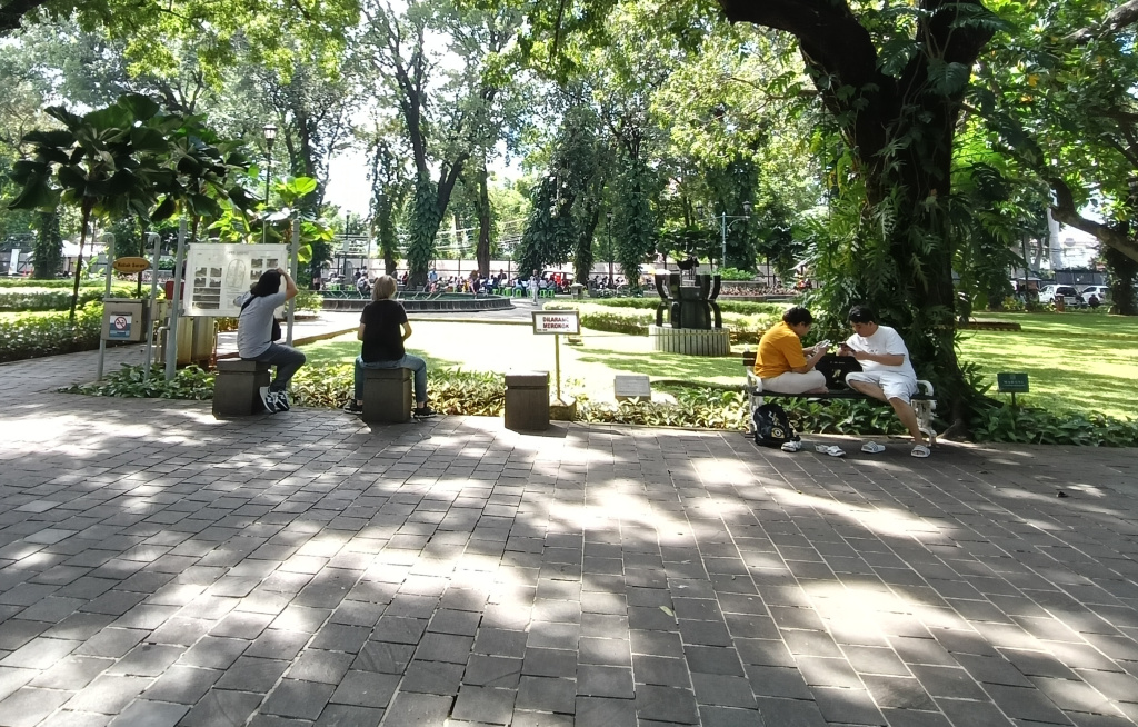 Warga bermain di Taman Suropati, Jakarta, Minggu (19/1/2024).  (BeritaNasional.com/Oke Atmaja)