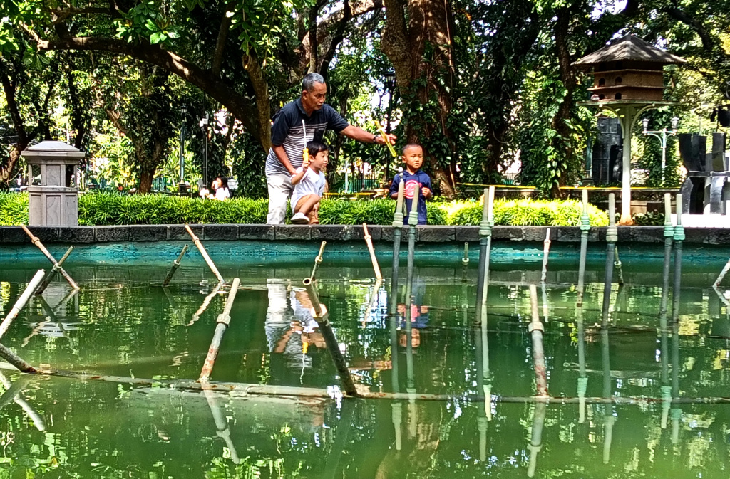 Warga bermain di Taman Suropati, Jakarta, Minggu (19/1/2024).  (BeritaNasional.com/Oke Atmaja)