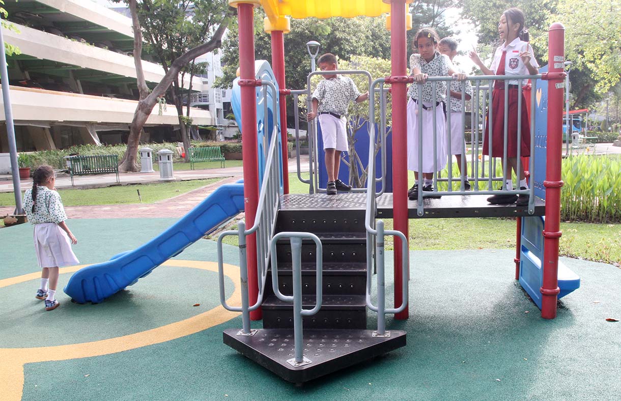 Anak anak bermain ayunan di Taman Menteng, Jakarta, Minggu (25/5/2025).(Beritanasional.com/Oke Atmaja)