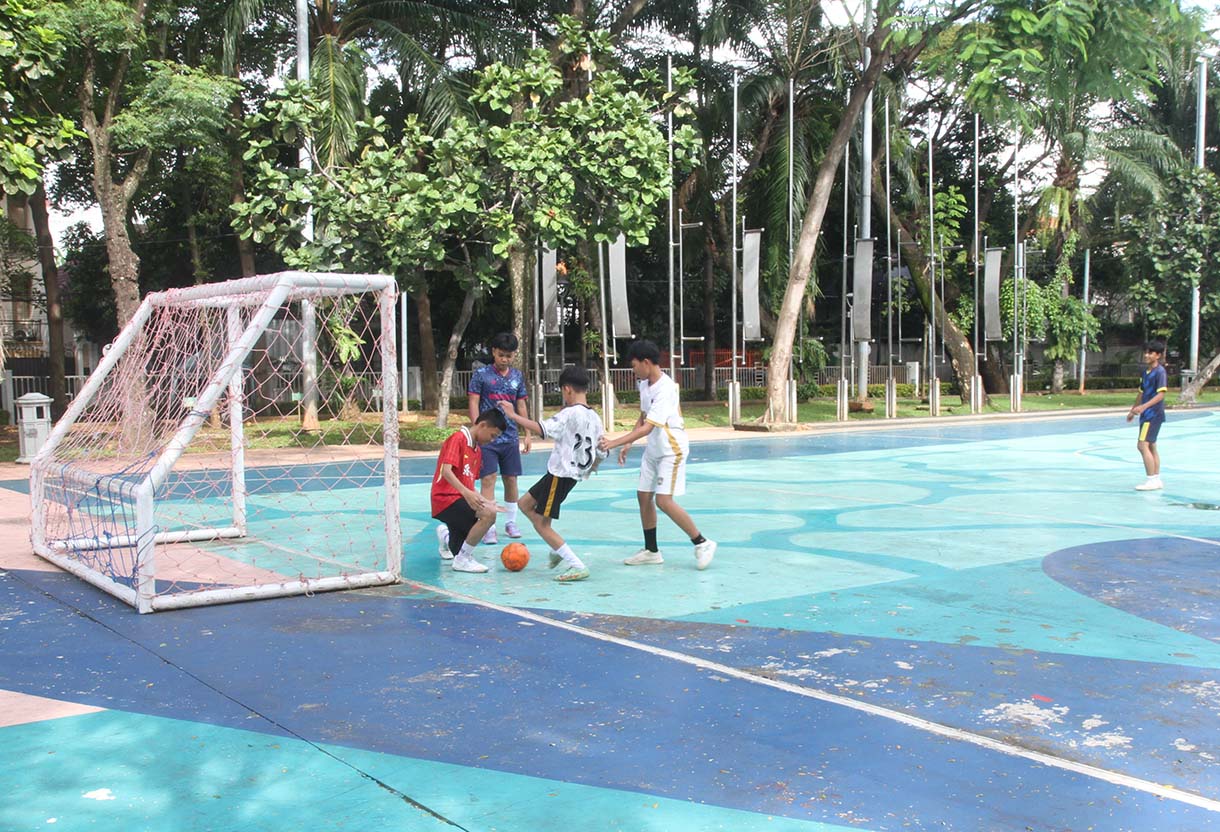 Anak anak bermain ayunan di Taman Menteng, Jakarta, Minggu (25/5/2025).(Beritanasional.com/Oke Atmaja)