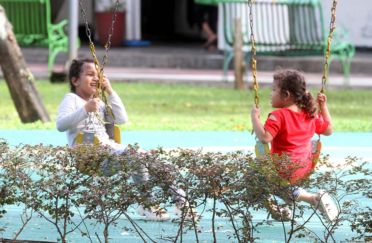 Anak anak bermain ayunan di Taman Menteng, Jakarta, Minggu (25/5/2025).(Beritanasional.com/Oke Atmaja)