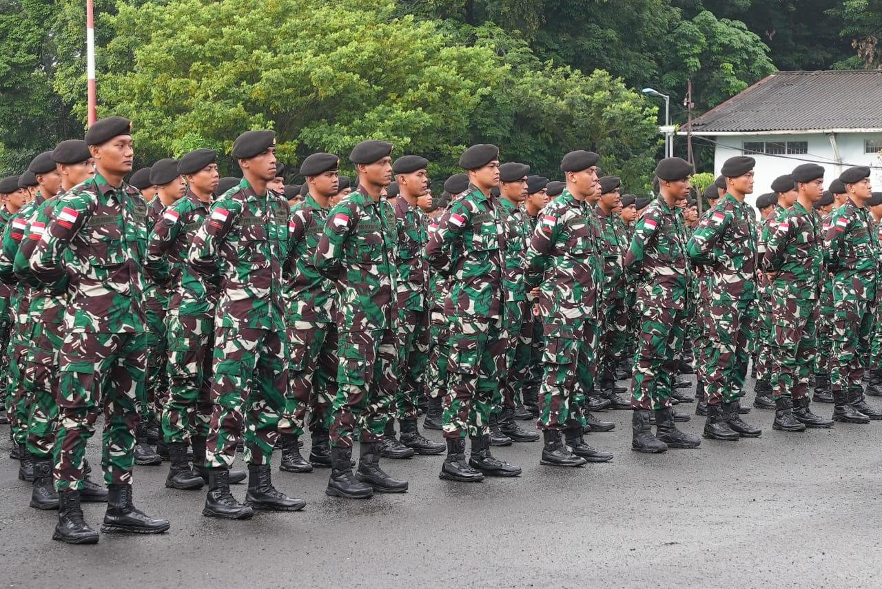 Penyambutan  Kontingen Patriot Indonesia usai tampil dalam Parade Hari Republik India ke-76 di New Delhi. (BeritaNasional/Elvis Sendouw/HO Puspen TNI AD)