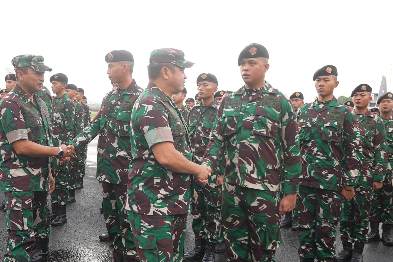 Penyambutan  Kontingen Patriot Indonesia usai tampil dalam Parade Hari Republik India ke-76 di New Delhi. (BeritaNasional/Elvis Sendouw/HO Puspen TNI AD)