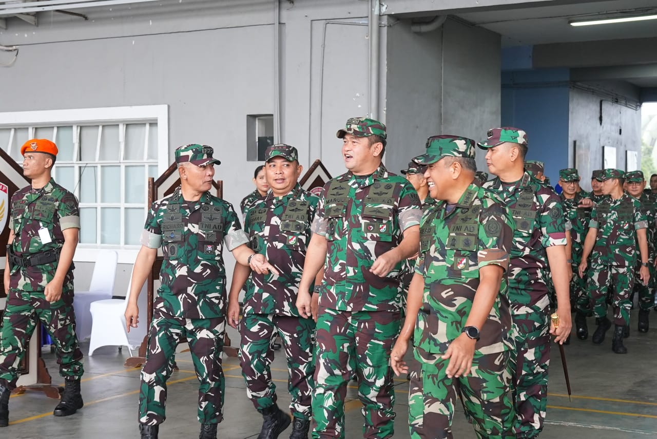 Penyambutan  Kontingen Patriot Indonesia usai tampil dalam Parade Hari Republik India ke-76 di New Delhi. (BeritaNasional/Elvis Sendouw/HO Puspen TNI AD)