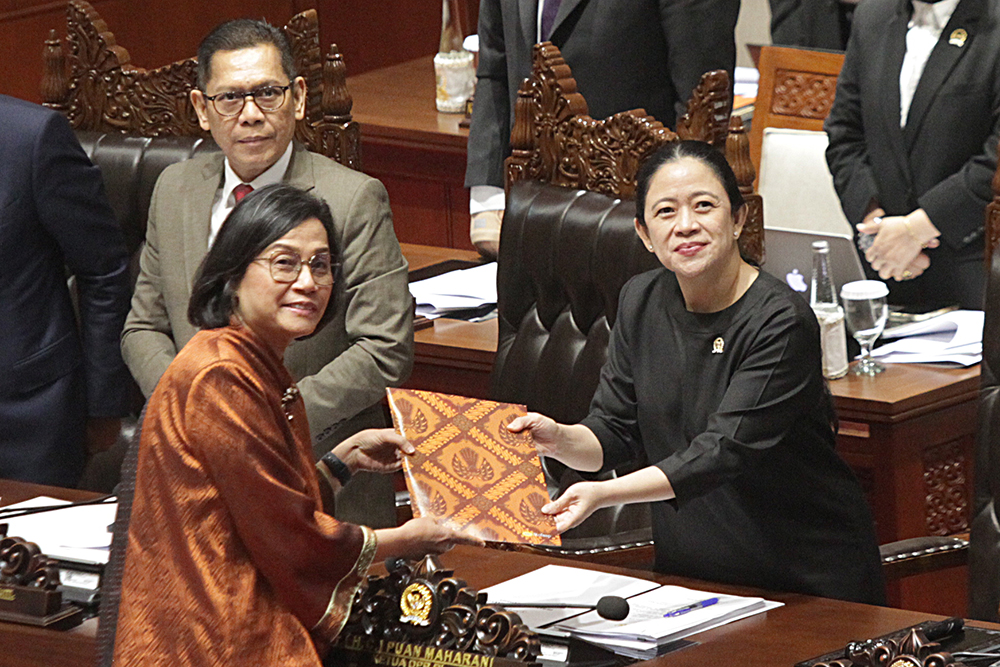 Menteri Keuangan Sri Mulyani (kiri) menerima naskah keputusan RUU tentang Pertanggungjawaban atas Pelaksanaan APBN Tahun Anggaran 2024. (BeritaNasional/Elvis Sendouw)