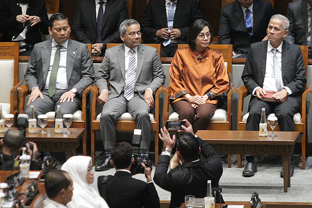 Menteri Keuangan Sri Mulyani (kiri) menerima naskah keputusan RUU tentang Pertanggungjawaban atas Pelaksanaan APBN Tahun Anggaran 2024. (BeritaNasional/Elvis Sendouw)
