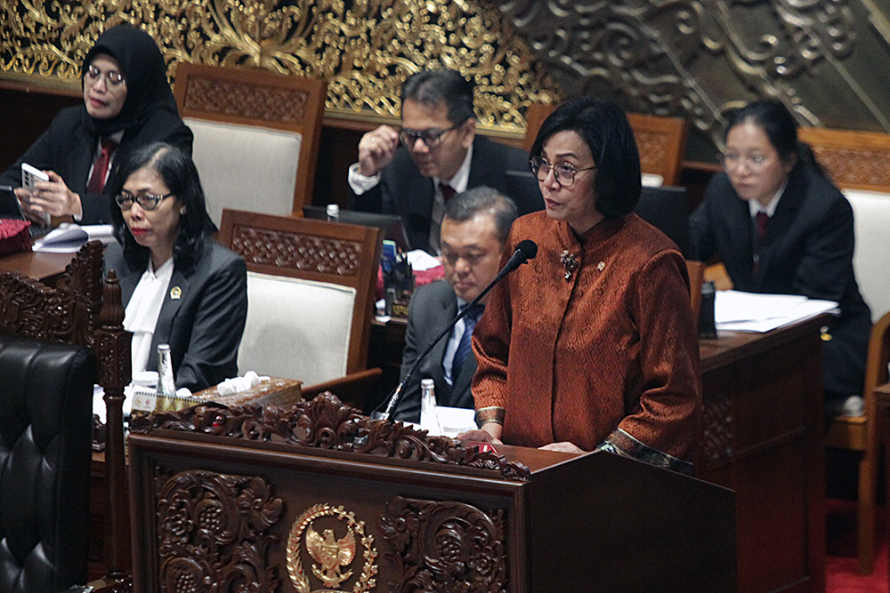 Menteri Keuangan Sri Mulyani (kiri) menerima naskah keputusan RUU tentang Pertanggungjawaban atas Pelaksanaan APBN Tahun Anggaran 2024. (BeritaNasional/Elvis Sendouw)