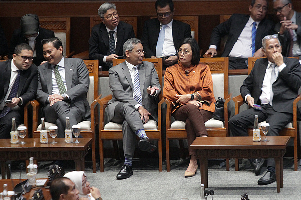 Menteri Keuangan Sri Mulyani (kiri) menerima naskah keputusan RUU tentang Pertanggungjawaban atas Pelaksanaan APBN Tahun Anggaran 2024. (BeritaNasional/Elvis Sendouw)