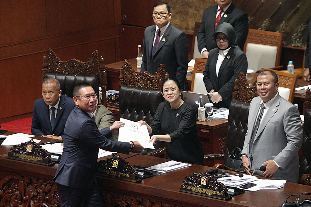 Menteri Keuangan Sri Mulyani (kiri) menerima naskah keputusan RUU tentang Pertanggungjawaban atas Pelaksanaan APBN Tahun Anggaran 2024. (BeritaNasional/Elvis Sendouw)