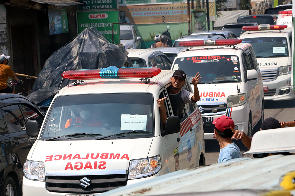 Korban kecelakaan bus di Subang tiba di rumah duka. (BeritaNasional/Elvis Sendouw)