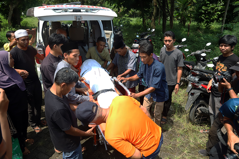 Korban kecelakaan bus di Subang tiba di rumah duka. (BeritaNasional/Elvis Sendouw)