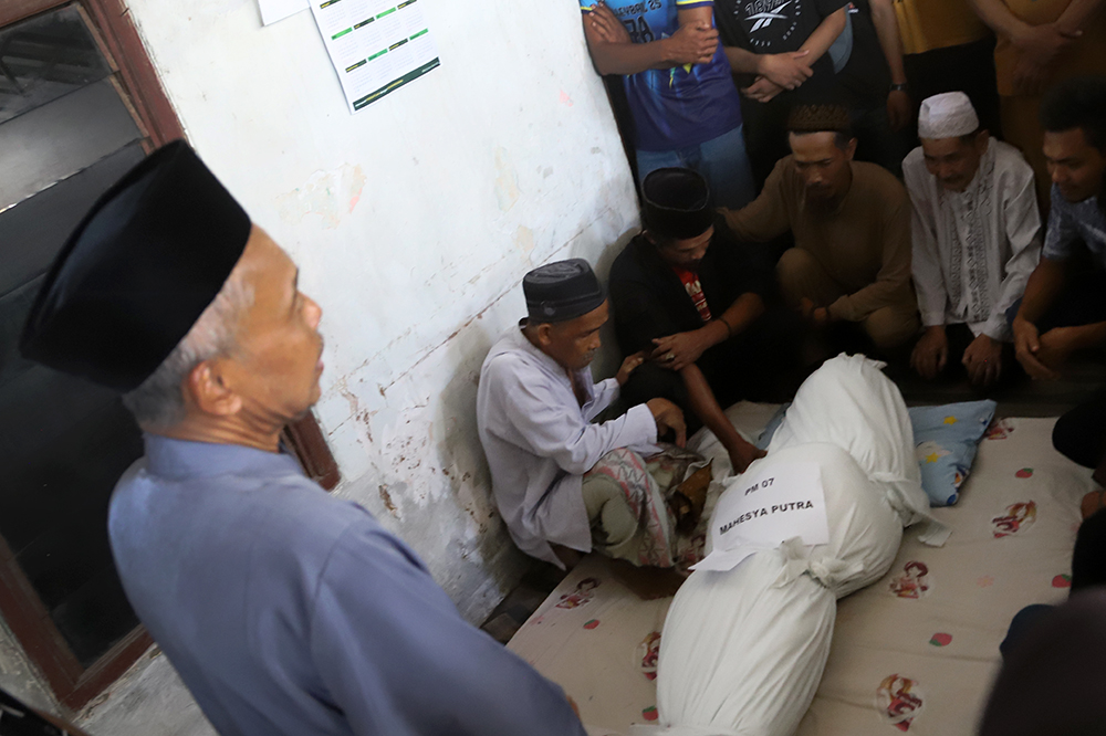 Korban kecelakaan bus di Subang tiba di rumah duka. (BeritaNasional/Elvis Sendouw)