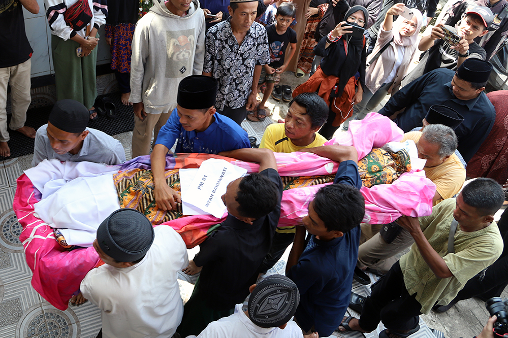 Korban kecelakaan bus di Subang tiba di rumah duka. (BeritaNasional/Elvis Sendouw)