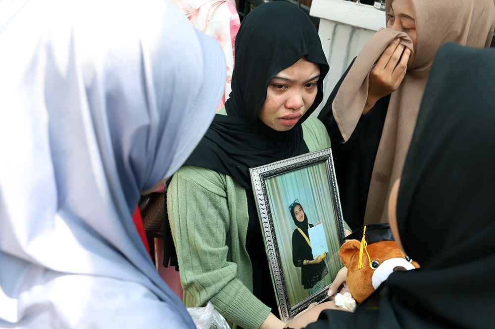 Keluarga dan sahabat korban menangis saat kedatangan korban. (BeritaNasional/Elvis Sendoluw)