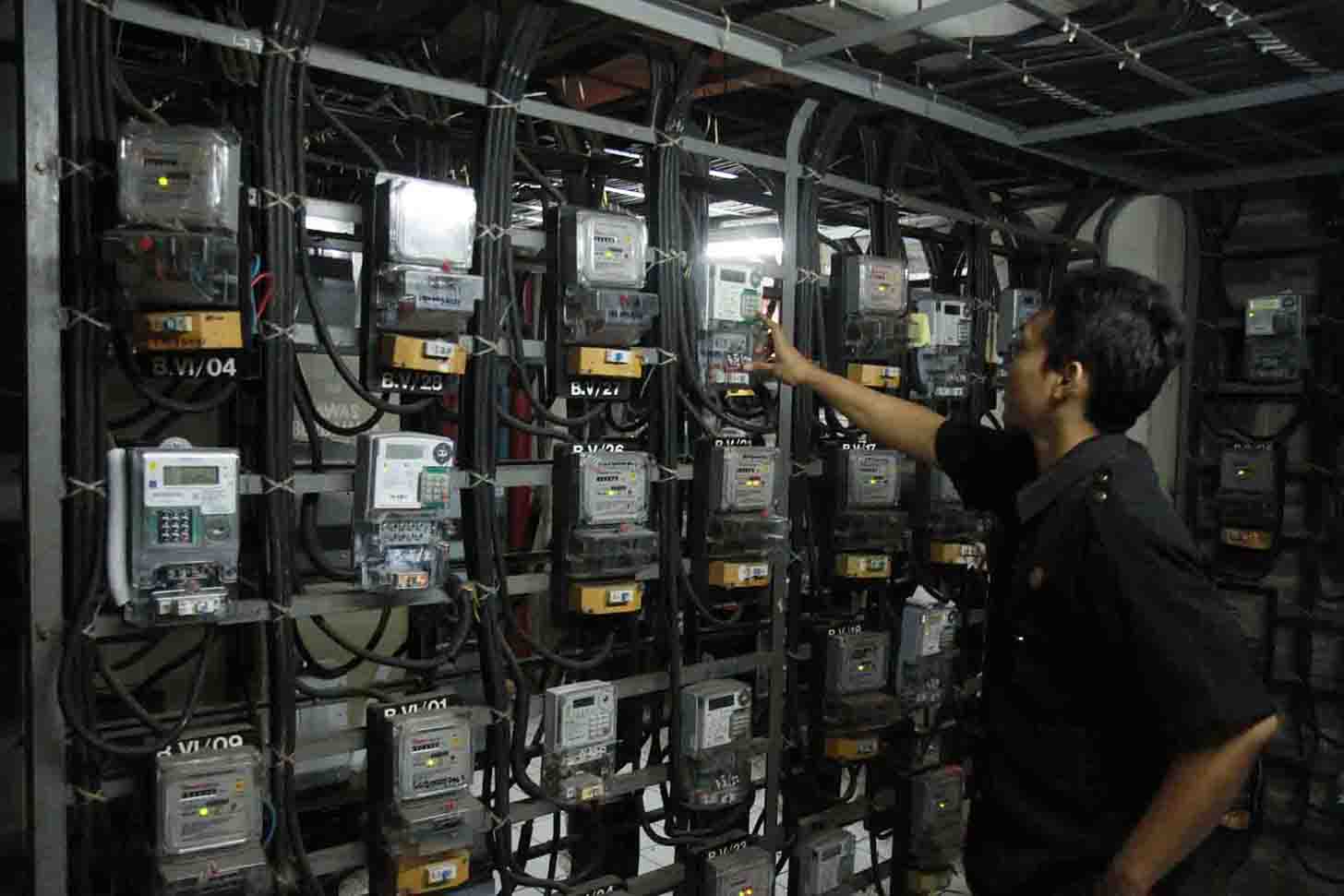Warga mengisi token listrik di Rusun Benhil, Jakarta, Jumat (28/6/2024). (BeritaNasional.com/Oke Atmaja)