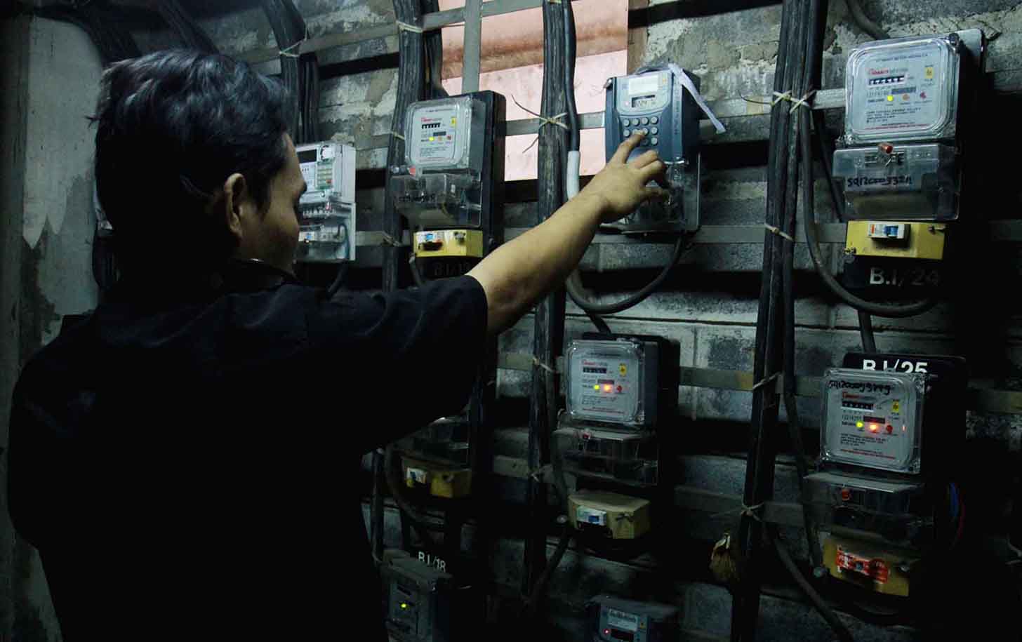 Warga mengisi token listrik di Rusun Benhil, Jakarta, Jumat (28/6/2024). (BeritaNasional.com/Oke Atmaja)