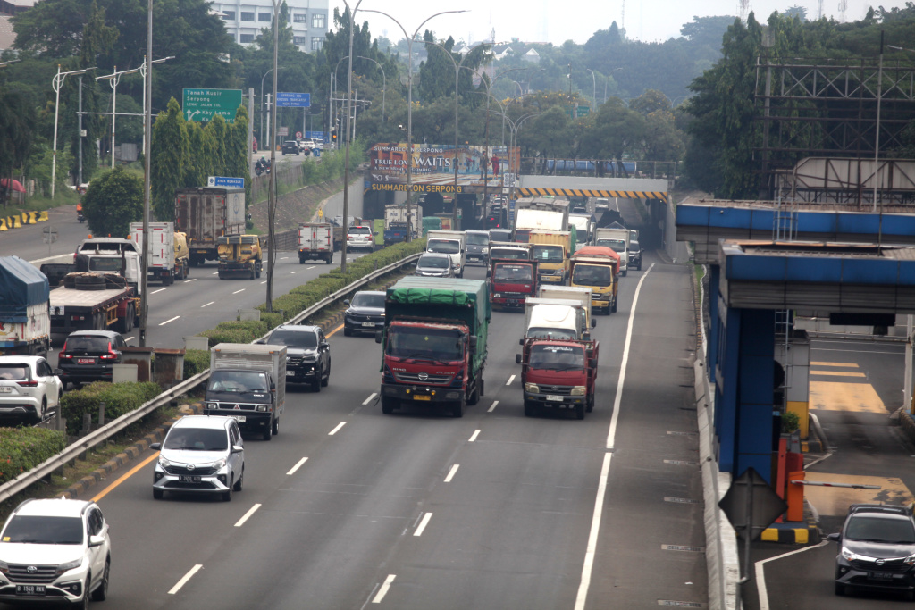 Target Bebas Truk Bermuatan Lebih Tahun 2026 Truk melintas di Jalan Tol Lingkar Luar, Jakarta, Kamis (15/5/2025). (Beritanasional.com/Oke Atmaja)