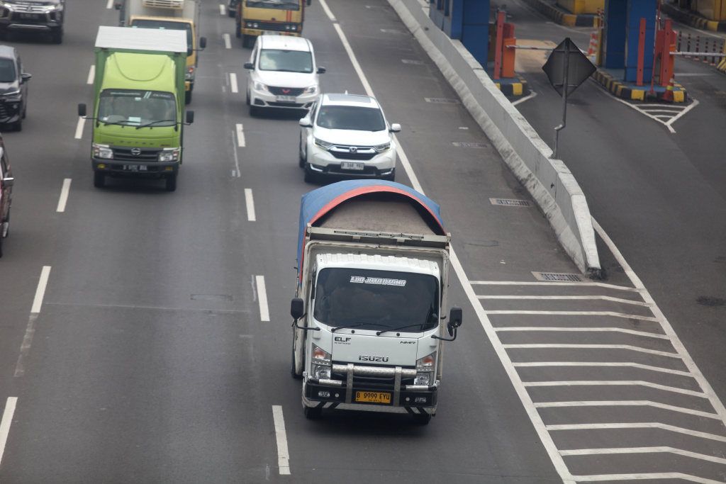 Target Bebas Truk Bermuatan Lebih Tahun 2026 Truk melintas di Jalan Tol Lingkar Luar, Jakarta, Kamis (15/5/2025). (Beritanasional.com/Oke Atmaja)