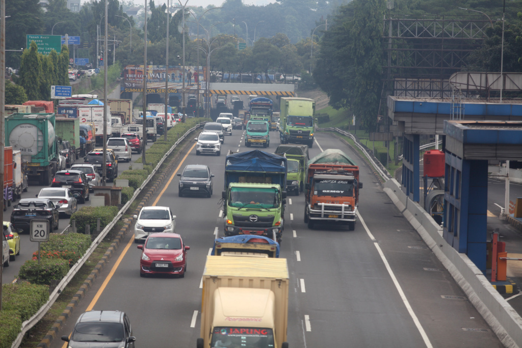 Target Bebas Truk Bermuatan Lebih Tahun 2026 Truk melintas di Jalan Tol Lingkar Luar, Jakarta, Kamis (15/5/2025). (Beritanasional.com/Oke Atmaja)