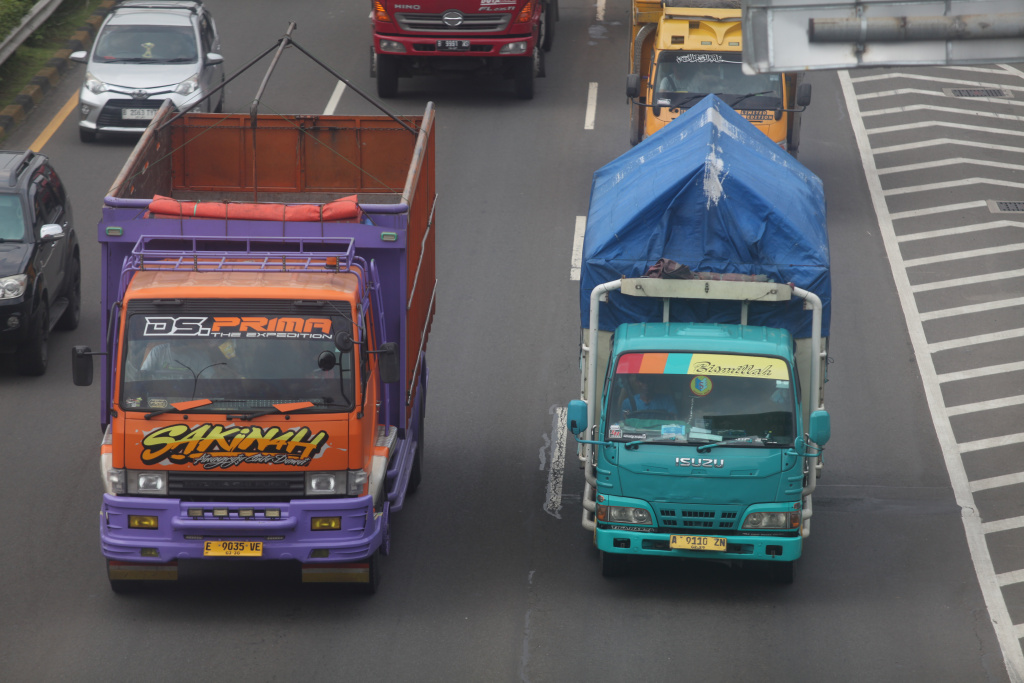 Target Bebas Truk Bermuatan Lebih Tahun 2026 Truk melintas di Jalan Tol Lingkar Luar, Jakarta, Kamis (15/5/2025). (Beritanasional.com/Oke Atmaja)