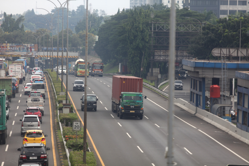 Target Bebas Truk Bermuatan Lebih Tahun 2026 Truk melintas di Jalan Tol Lingkar Luar, Jakarta, Kamis (15/5/2025). (Beritanasional.com/Oke Atmaja)