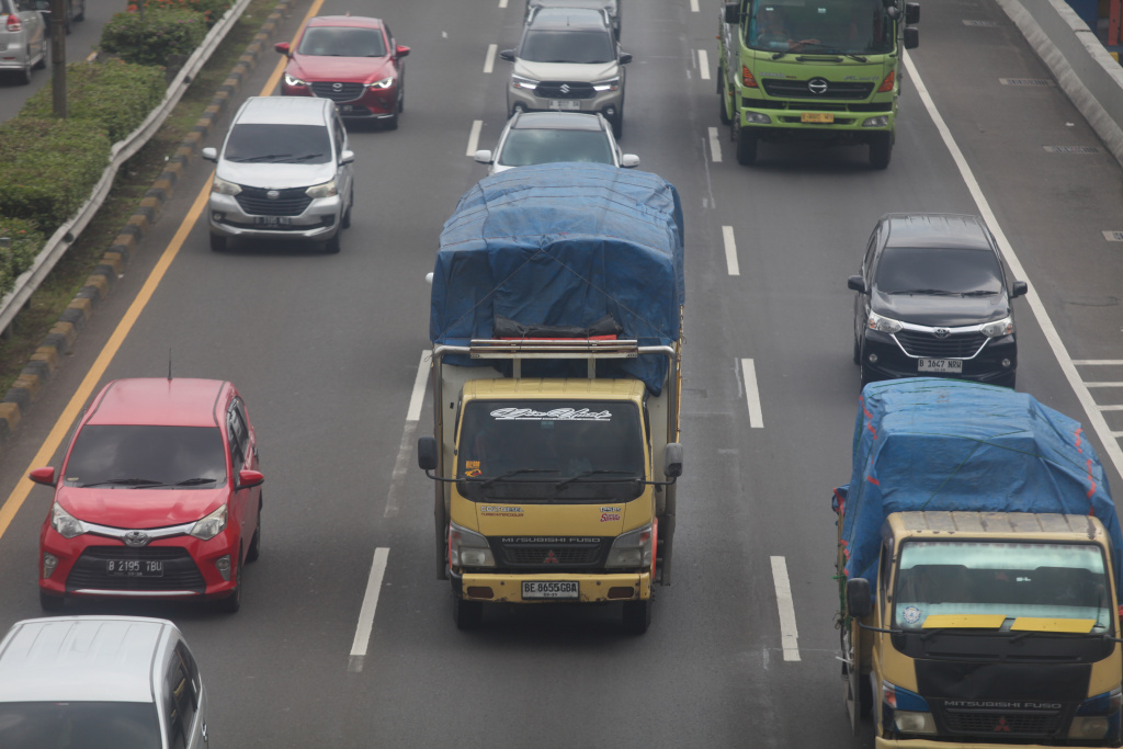 Target Bebas Truk Bermuatan Lebih Tahun 2026 Truk melintas di Jalan Tol Lingkar Luar, Jakarta, Kamis (15/5/2025). (Beritanasional.com/Oke Atmaja)