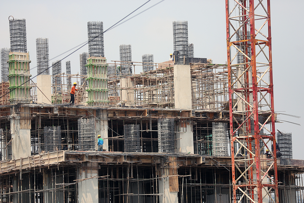 Pekerja menyelesaikan pembangunan gedung bertingkat di Jakarta. (BeritaNasional/Elvis Sendouw)