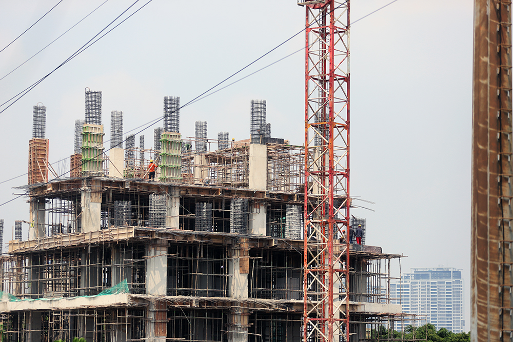 Pekerja menyelesaikan pembangunan gedung bertingkat di Jakarta. (BeritaNasional/Elvis Sendouw)