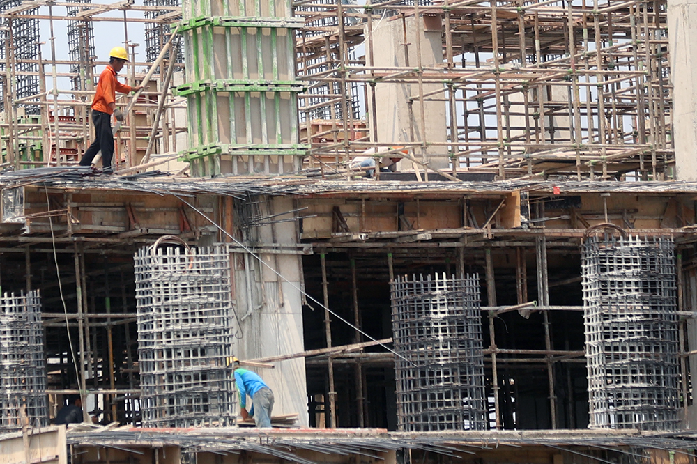 Pekerja menyelesaikan pembangunan gedung bertingkat di Jakarta. (BeritaNasional/Elvis Sendouw)