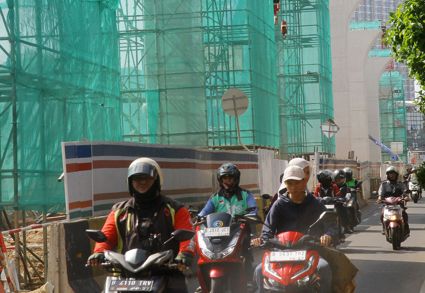 Proyek pembangunan jalur kereta ringan atau Light Rail Transit (LRT) Jakarta fase 1B rute Velodrome-Manggarai di Jalan Tambak, Jakarta, Kamis (27/6/2024). (BeritaNasional.com/Oke Atmaja)