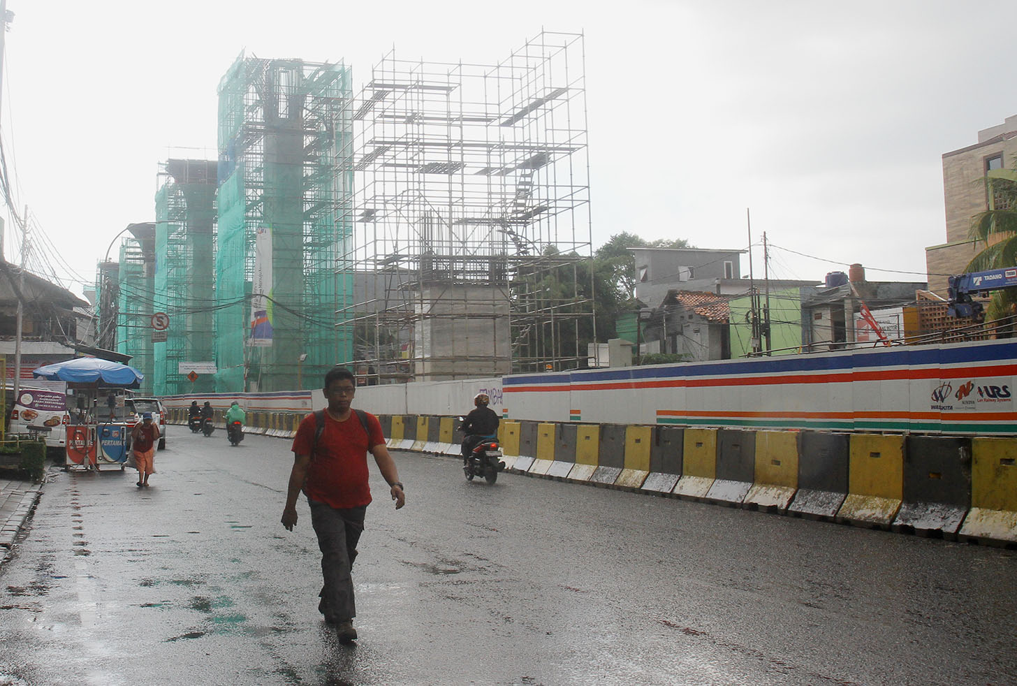 Proyek pembangunan jalur kereta ringan atau Light Rail Transit (LRT) Jakarta fase 1B rute Velodrome-Manggarai di Jalan Tambak, Jakarta, Kamis (27/6/2024). (BeritaNasional.com/Oke Atmaja)