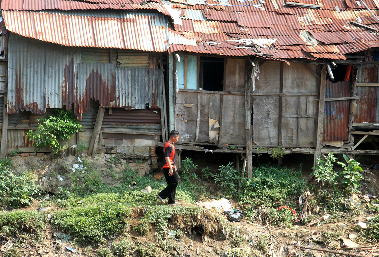 Sejumlah anak bermain di bantaran sungai di kawasan Manggarai, Jakarta, Selasa(6/8/2024). (BeritaNasional.com/Oke Atmaja)