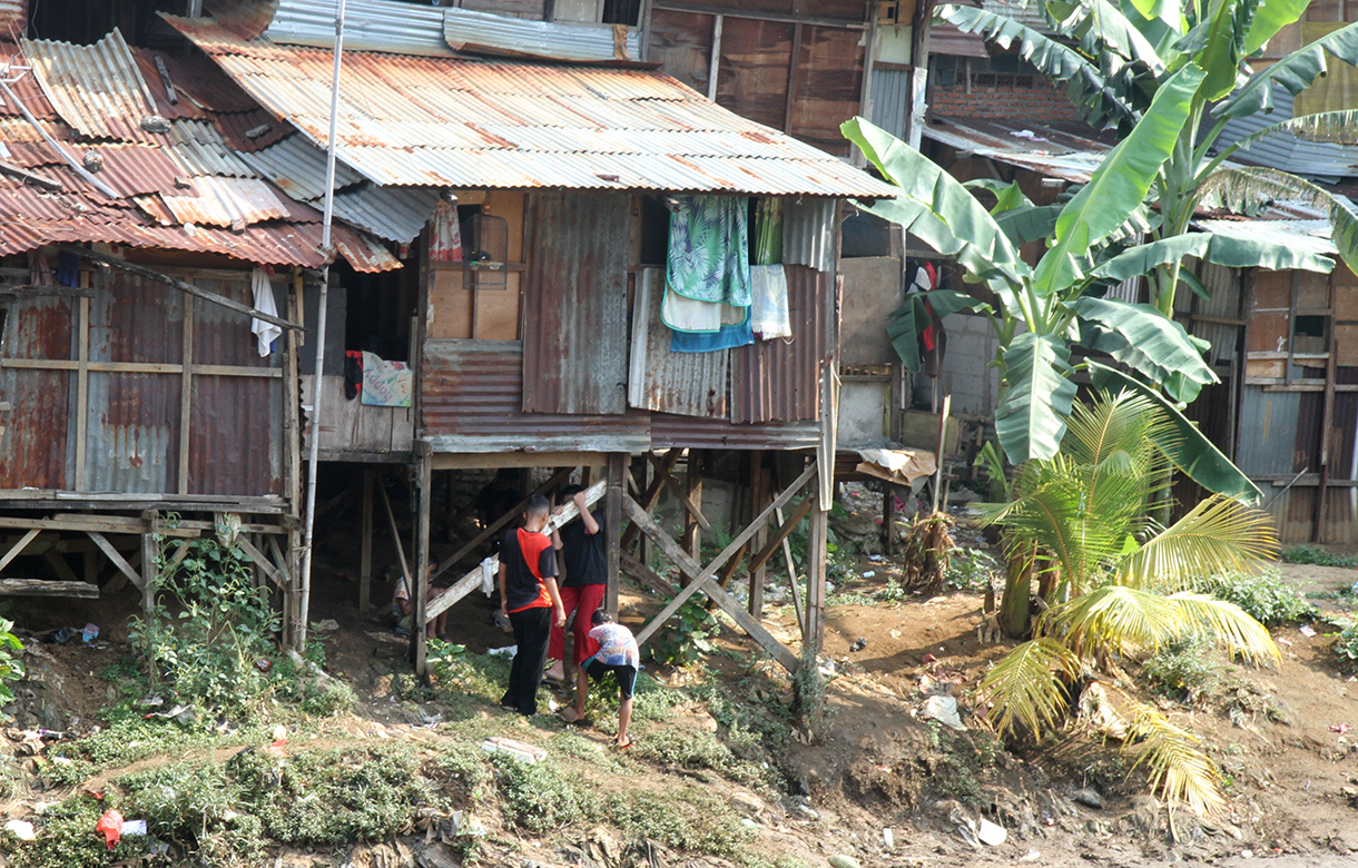 Sejumlah anak bermain di bantaran sungai di kawasan Manggarai, Jakarta, Selasa(6/8/2024). (BeritaNasional.com/Oke Atmaja)