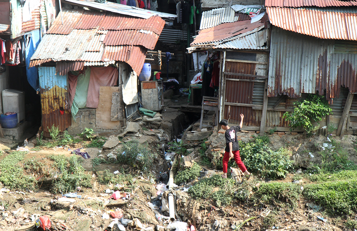 Sejumlah anak bermain di bantaran sungai di kawasan Manggarai, Jakarta, Selasa(6/8/2024). (BeritaNasional.com/Oke Atmaja)