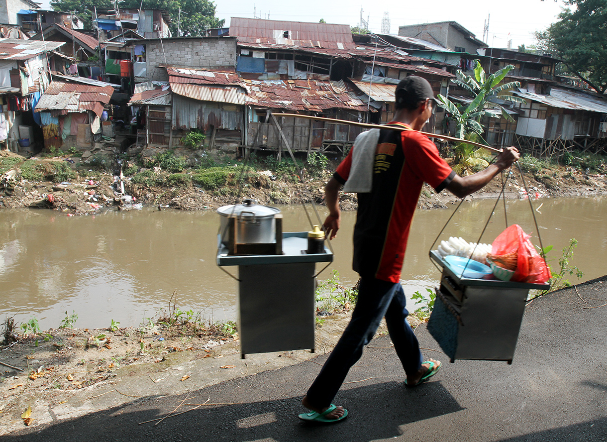 Sejumlah anak bermain di bantaran sungai di kawasan Manggarai, Jakarta, Selasa(6/8/2024). (BeritaNasional.com/Oke Atmaja)