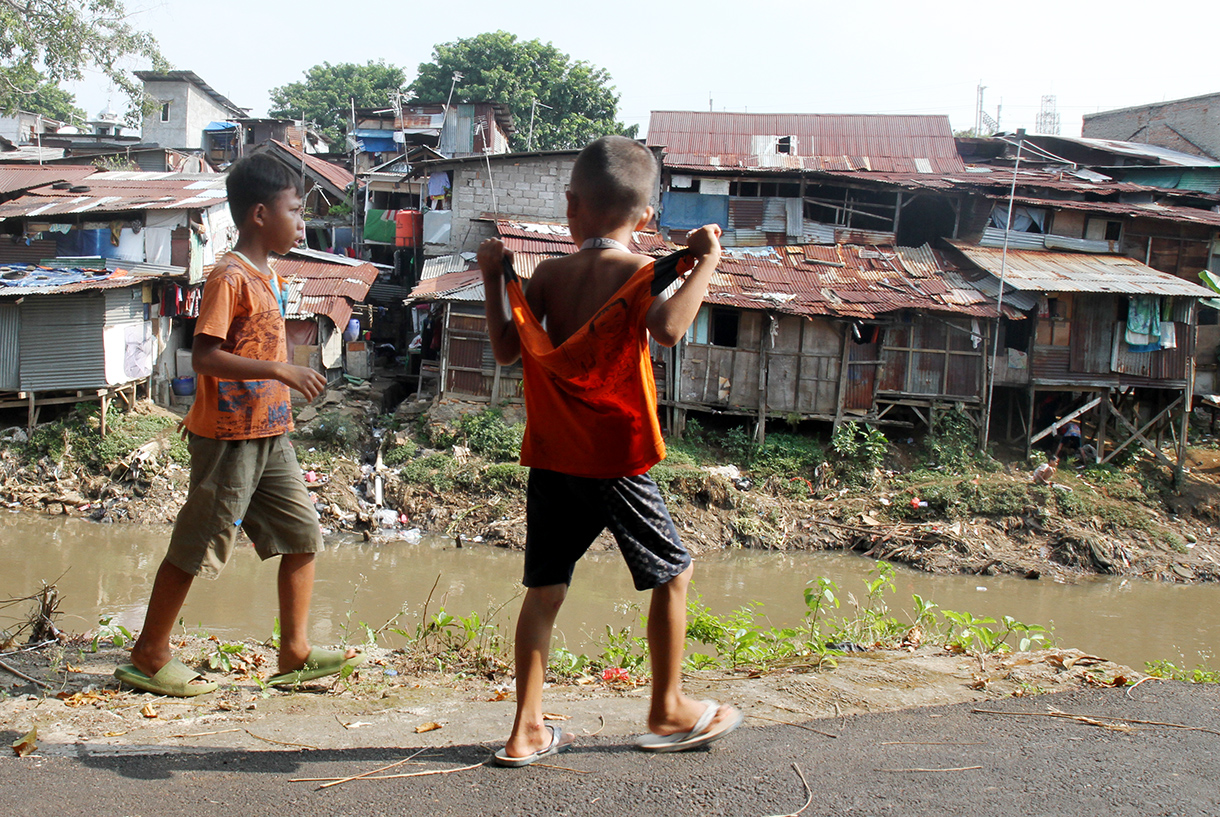 Sejumlah anak bermain di bantaran sungai di kawasan Manggarai, Jakarta, Selasa(6/8/2024). (BeritaNasional.com/Oke Atmaja)