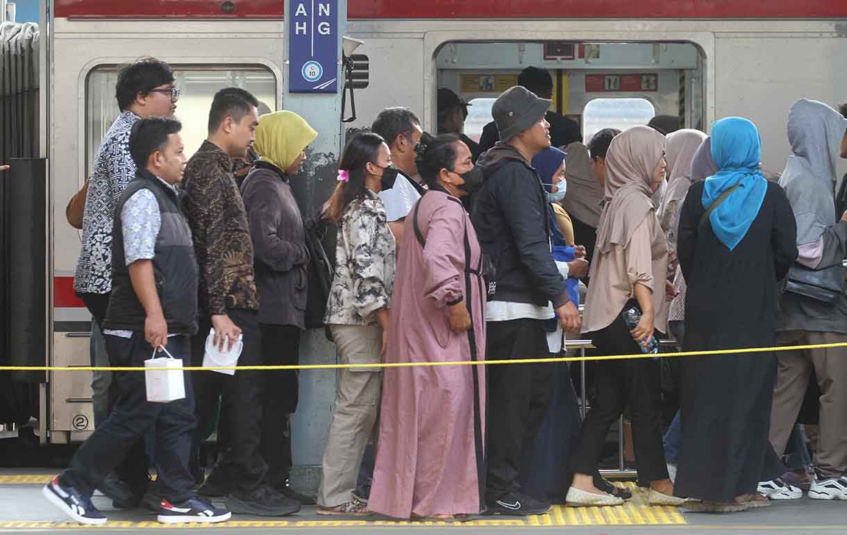 Calon penumpang menunggu kedatangan KRL Commuter Line di Stasiun Tanah Abang, Jakarta, Sabtu (28/6/2025). (Beritanasional.com/Oke Atmaja)