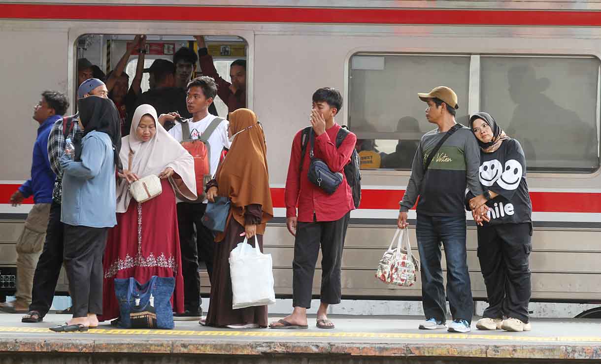 Calon penumpang menunggu kedatangan KRL Commuter Line di Stasiun Tanah Abang, Jakarta, Sabtu (28/6/2025). (Beritanasional.com/Oke Atmaja)